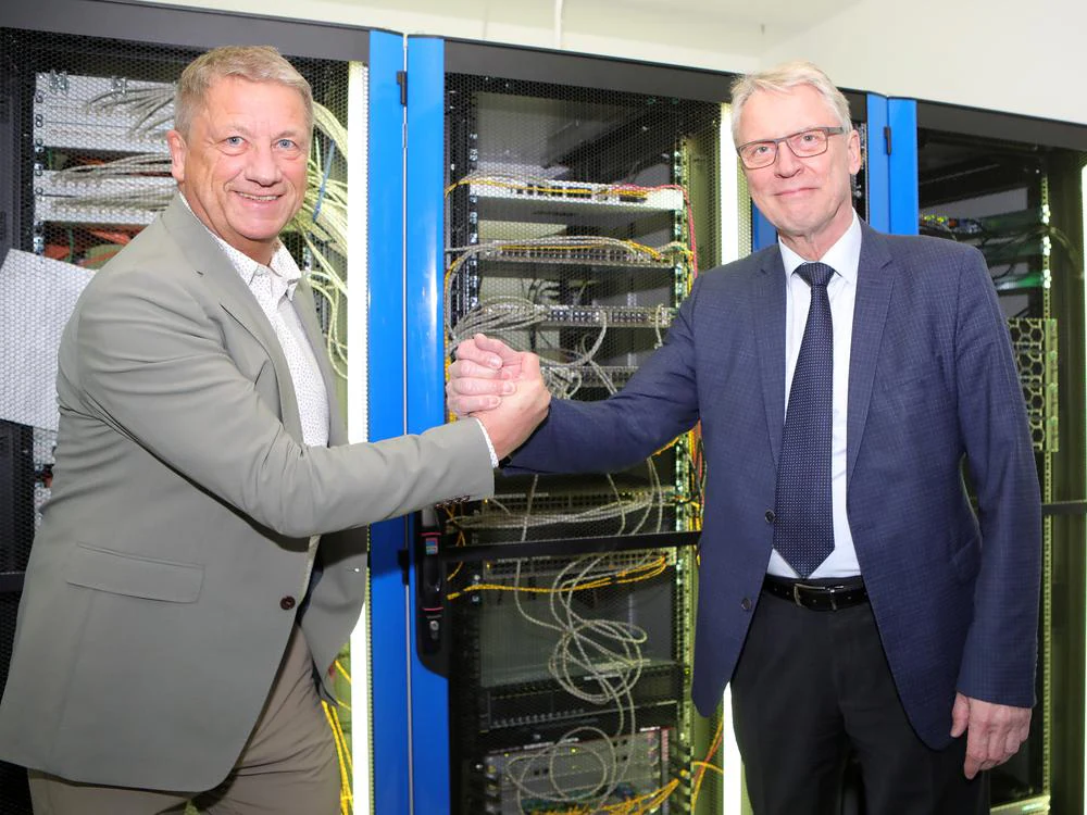 Prof. Dr. Christoph Meinel und eine weitere Person vor technischer Serverinfrastruktur